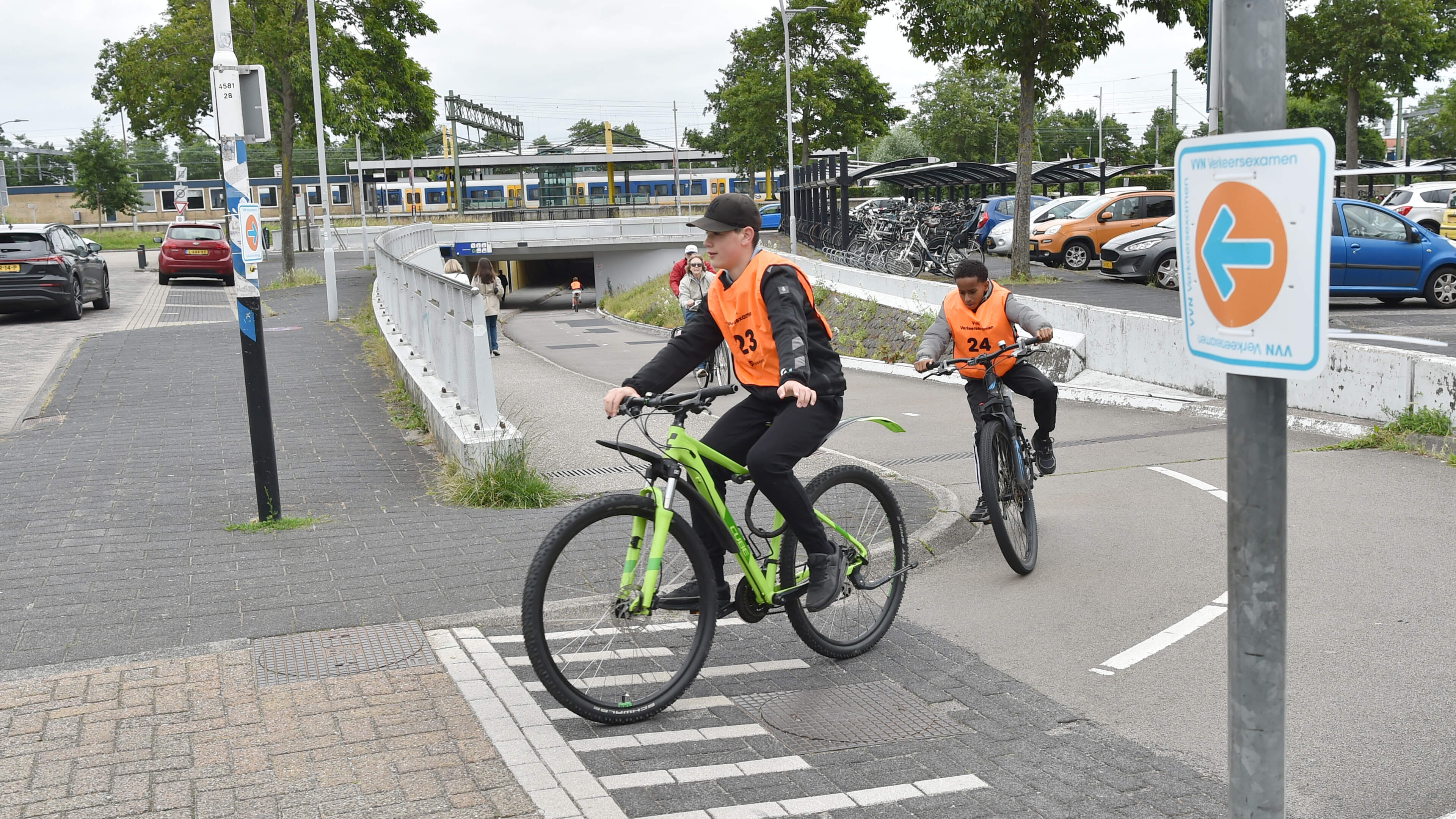 Verkeersexamen in Uitgeest. Kinderen doen het goed op ’lastig punt’, maar alle volwassenen zijn gezakt bovenaan de Zientunnel