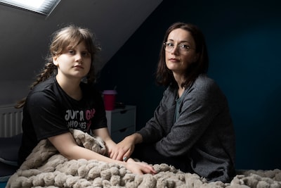 Vivienne (47) en Jenna (10) worden bespuugd om hun mondkapje, maar zonder wordt het levensgevaarlijk: ‘Reacties soms zó agressief’