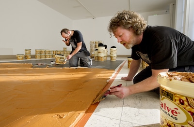 Iconische pindakaasvloer keert na overlijden Wim T. Schippers terug in museum