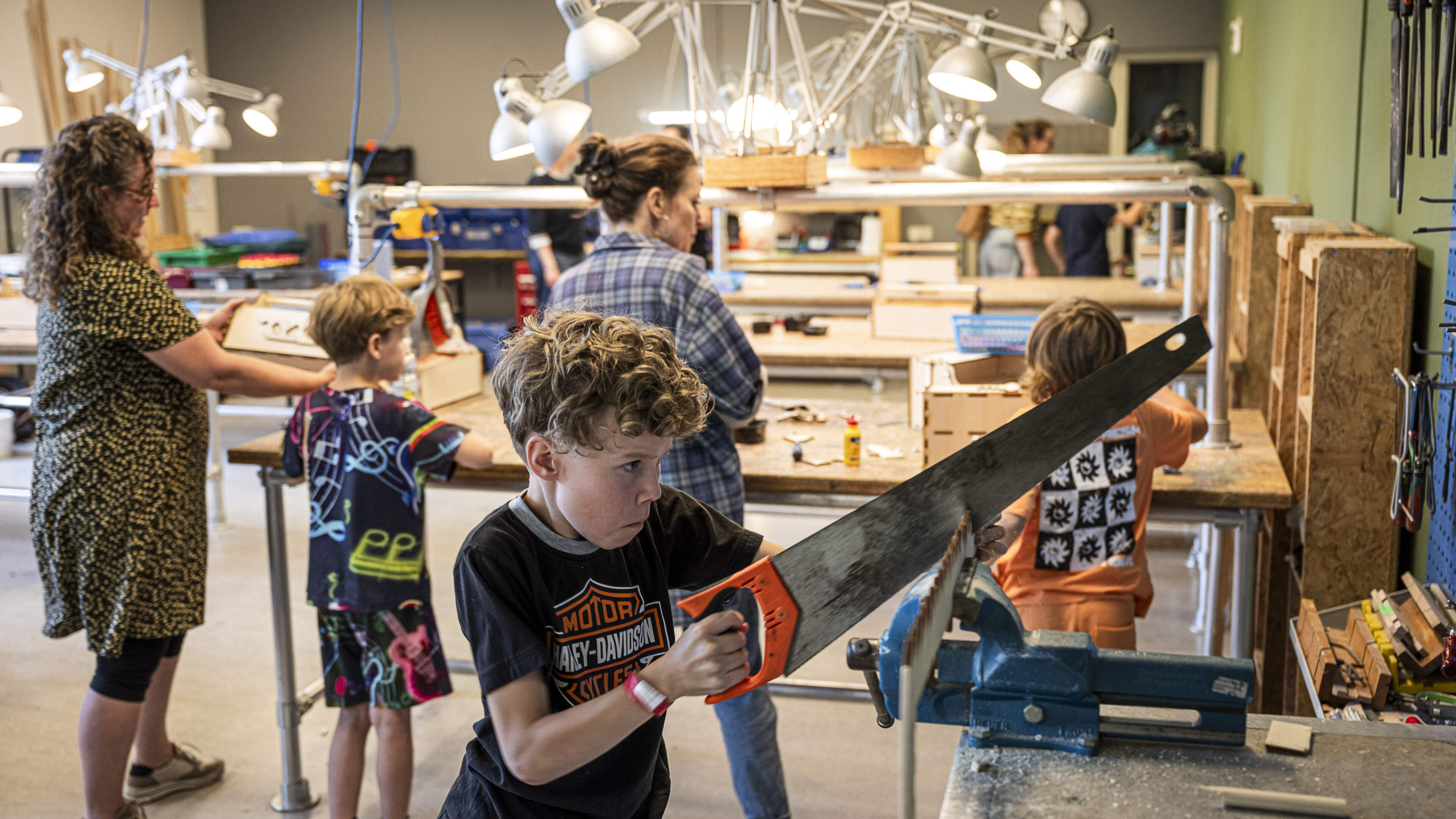 Moeders en kinderen bestormen Spark Tech Lab in Weert: 144 keer knutselen aan een vaderdagcadeau