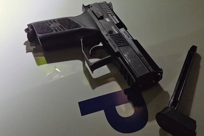 Man aangehouden nadat politie pistoolachtig wapen vindt in auto in Helmond