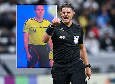 Wat deed die VAR daar met zijn hand? FIFA onderzoekt mogelijk ‘White Power’-gebaar van Australische arbiter