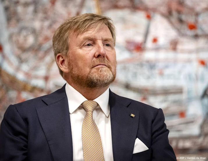 Koning laat zich bijpraten over natuurbrandgevaar