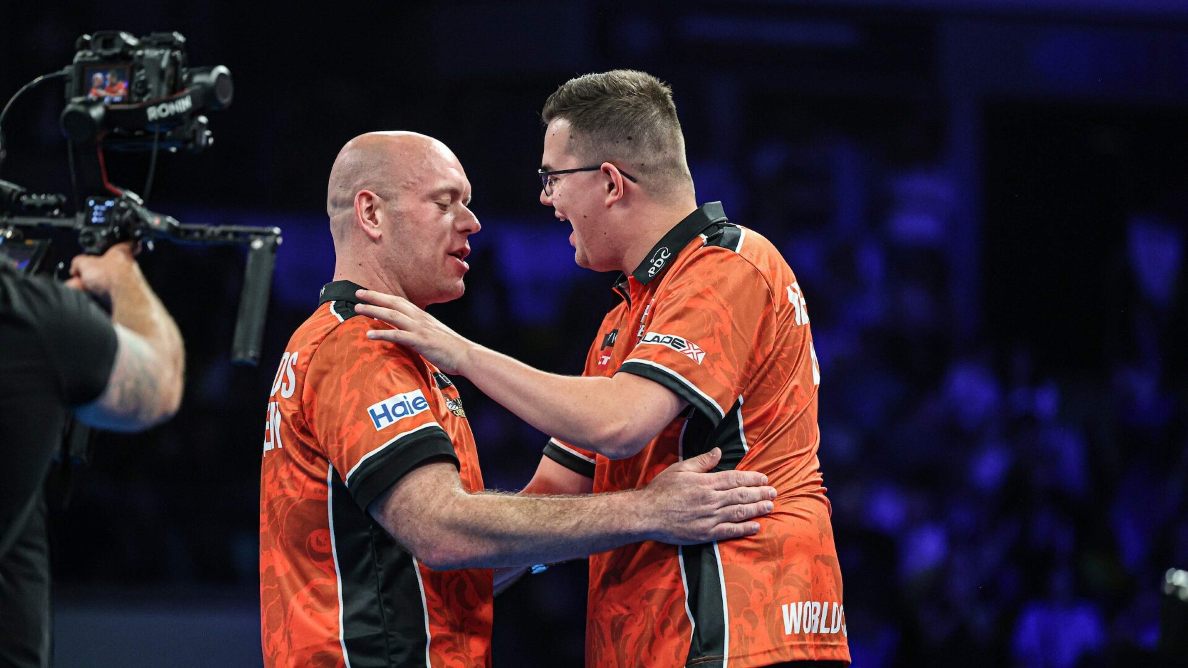 Michael van Gerwen plaagt Gian van Veen na verlies in World Cup-finale: ’Hopelijk luistert Danny Noppert niet’