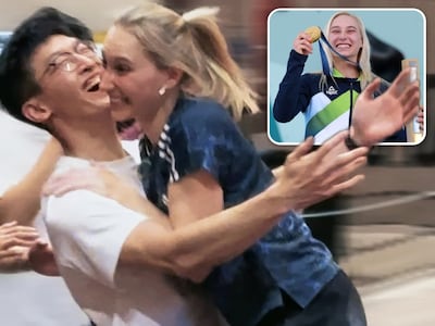 Fan wordt gek als topklimster in zijn armen valt: internet smelt, maar video is niet wat hij lijkt