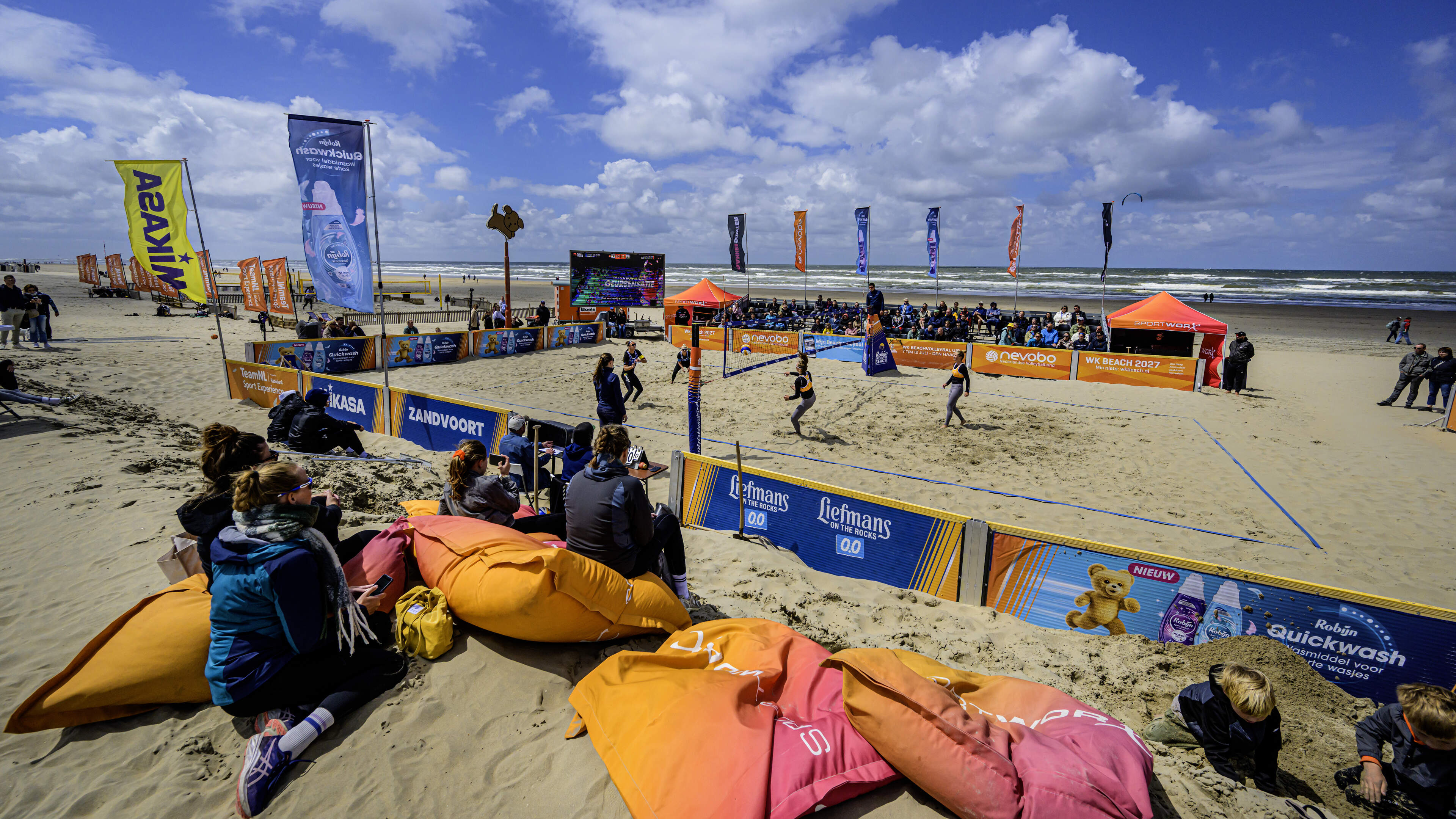 Niet zo veel zon en wel veel wind op het strand van Zandvoort bij beachvolley, maar dat mag de pret niet drukken