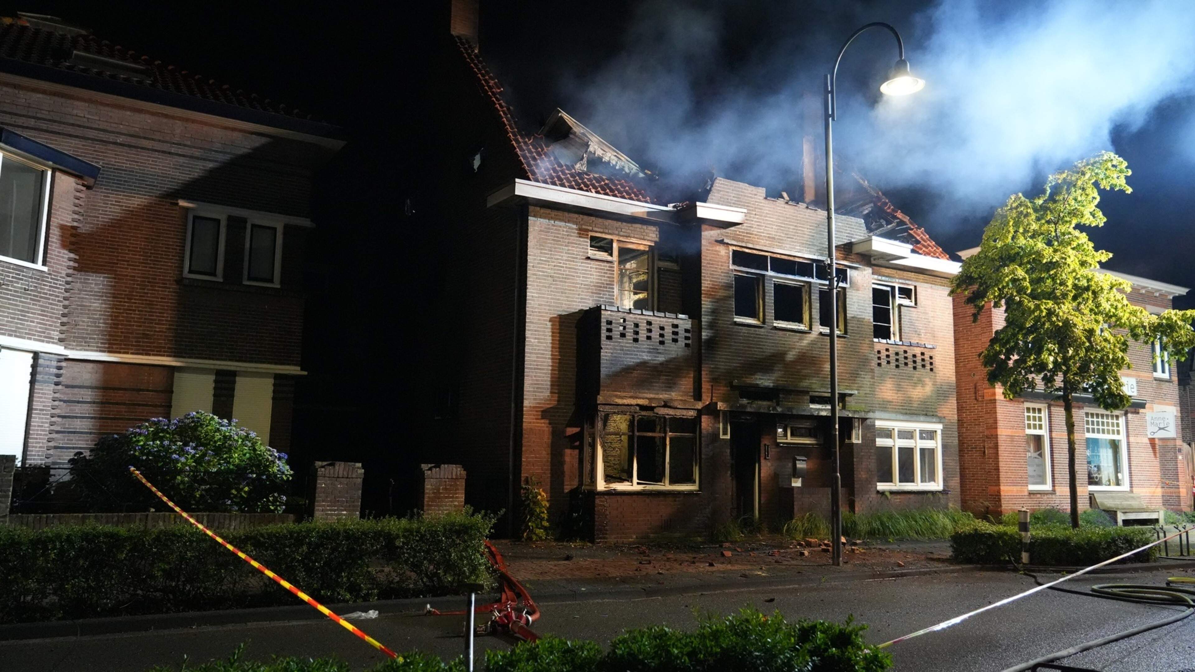Grote brand in woning in Rijen: brandweer zoekt met drone in huis