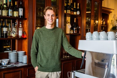 Thomas (22) pauzeert school en opent eigen restaurant: ‘Mijn ouders raden aan om eerst school af te maken’