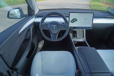 Tesla-rijders misleiden autopilot met plastic poppen: auto denkt dat je oplet