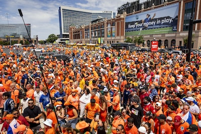 LIVE WK voetbal | Sfeer zit er goed in bij supporters Oranje tijdens fanwalk, bekijk vermoedelijke opstelling