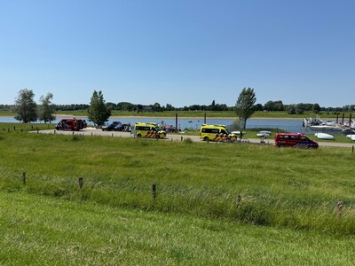 Grote zoektocht naar persoon in water bij jachthaven in Deventer