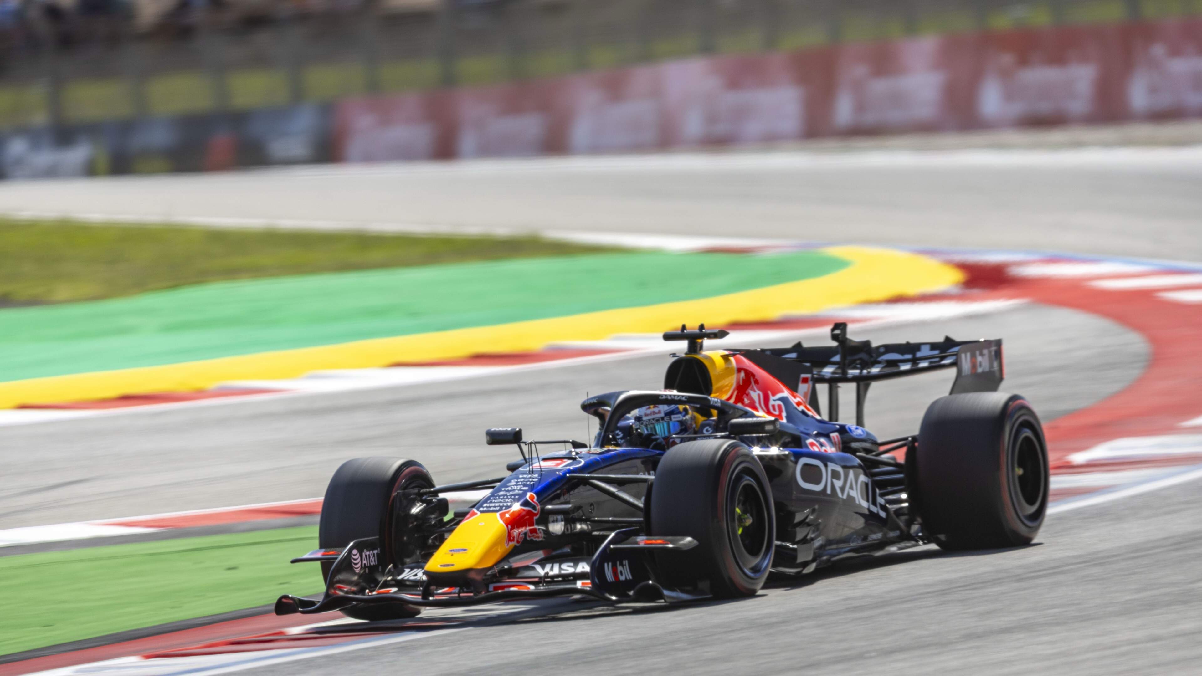 Lewis Hamilton aan de leiding in GP Barcelona-Catalonië, Max Verstappen kan niet mee met kop