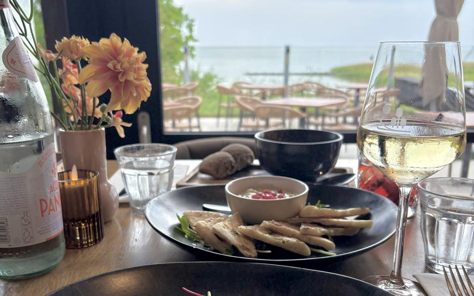 Misschien wel mooiste uitzicht aan het IJsselmeer: paviljoen ‘t Mar in Mirns