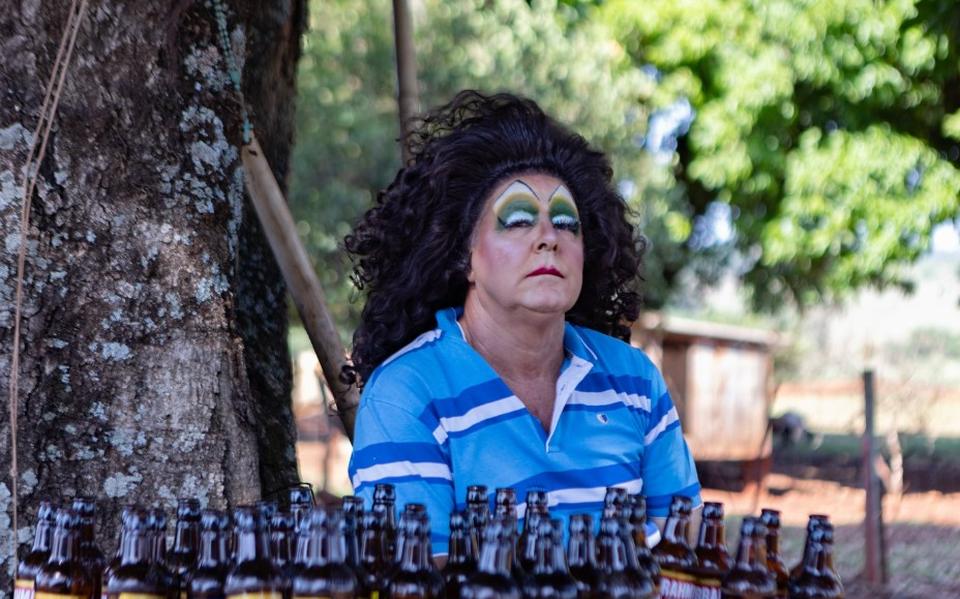 Pride Photo-tentoonstelling: toe vader, heb eens lef. Laat die bierfles los en zet een pruik op