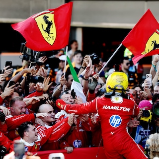 Hamilton laat in Barcelona zien dat hij ook in een Ferrari kan winnen
