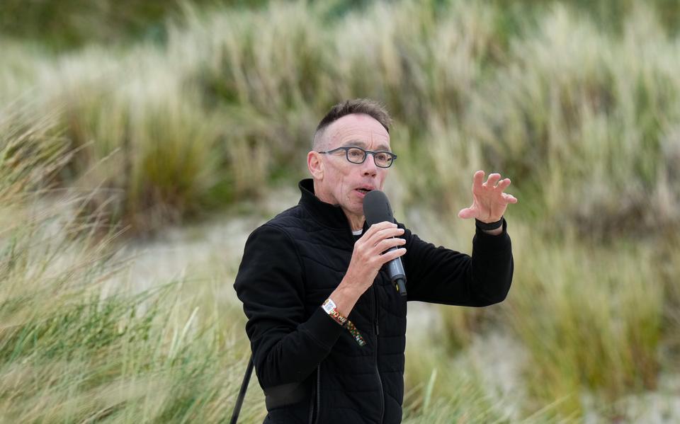 Het activistische geluid van Dolf Jansen is niet meer op tv, wel in duinpan op Oerol. ‘De politiek naait je toch’