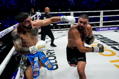 Spectaculaire knock-out: Mory Kromah plant knie op het hoofd van tegenstander en verdedigt Glory-titel