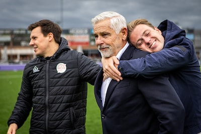 Na bizarre maanden en gewelddadige overval houdt Brabantse trainer IJsselmeervogels in Tweede Divisie: ‘Ik dacht dat ik doodging’