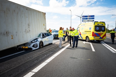 Bestuurder ongedeerd nadat vrachtwagen bovenop dak van auto valt op A15 bij Rotterdam