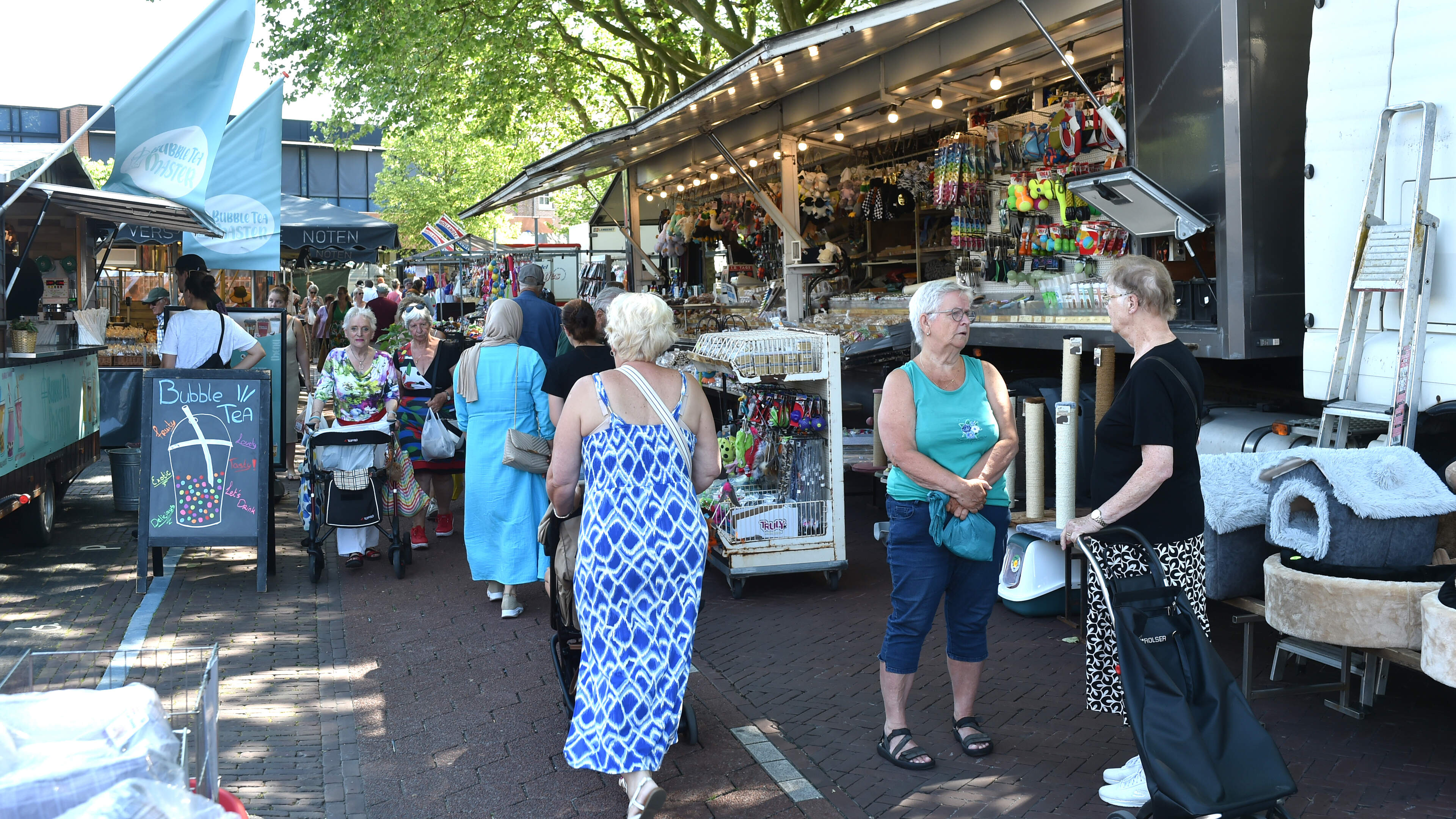 Heemskerkse weekmarkt gaat ’gewoon’ door ondanks de voorspelde hitte: ’Maar is het niet te doen, dan gaan we eerder afbreken’