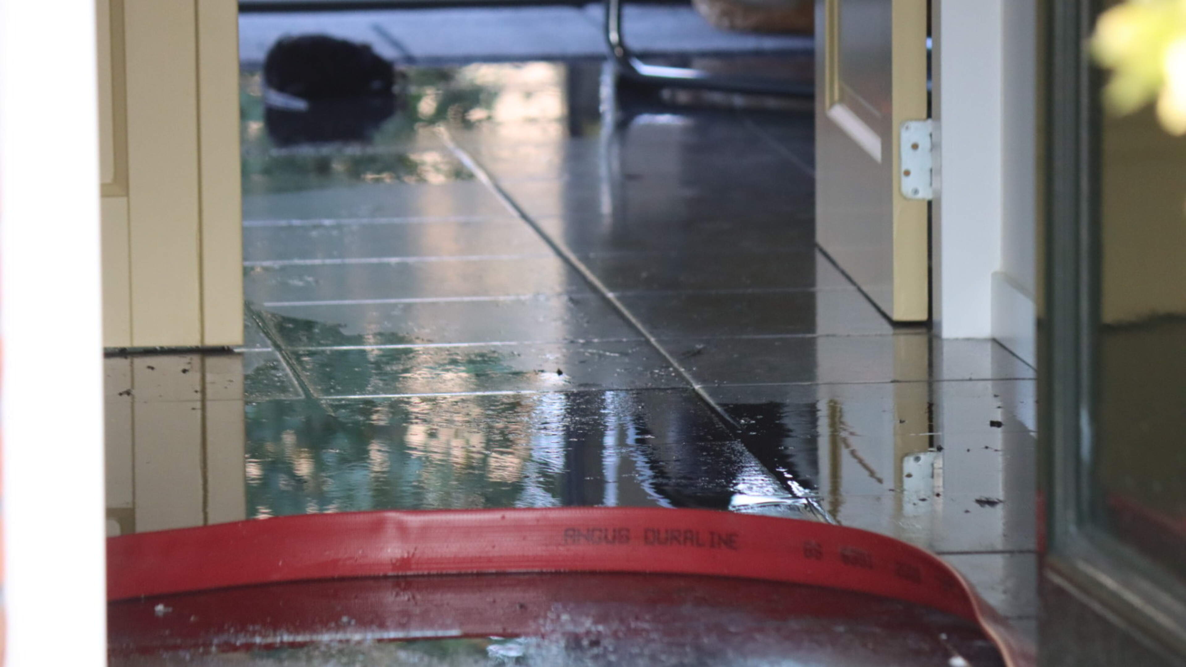 Veel schade na brand en gebroken waterleiding in woning Noordwijkerhout