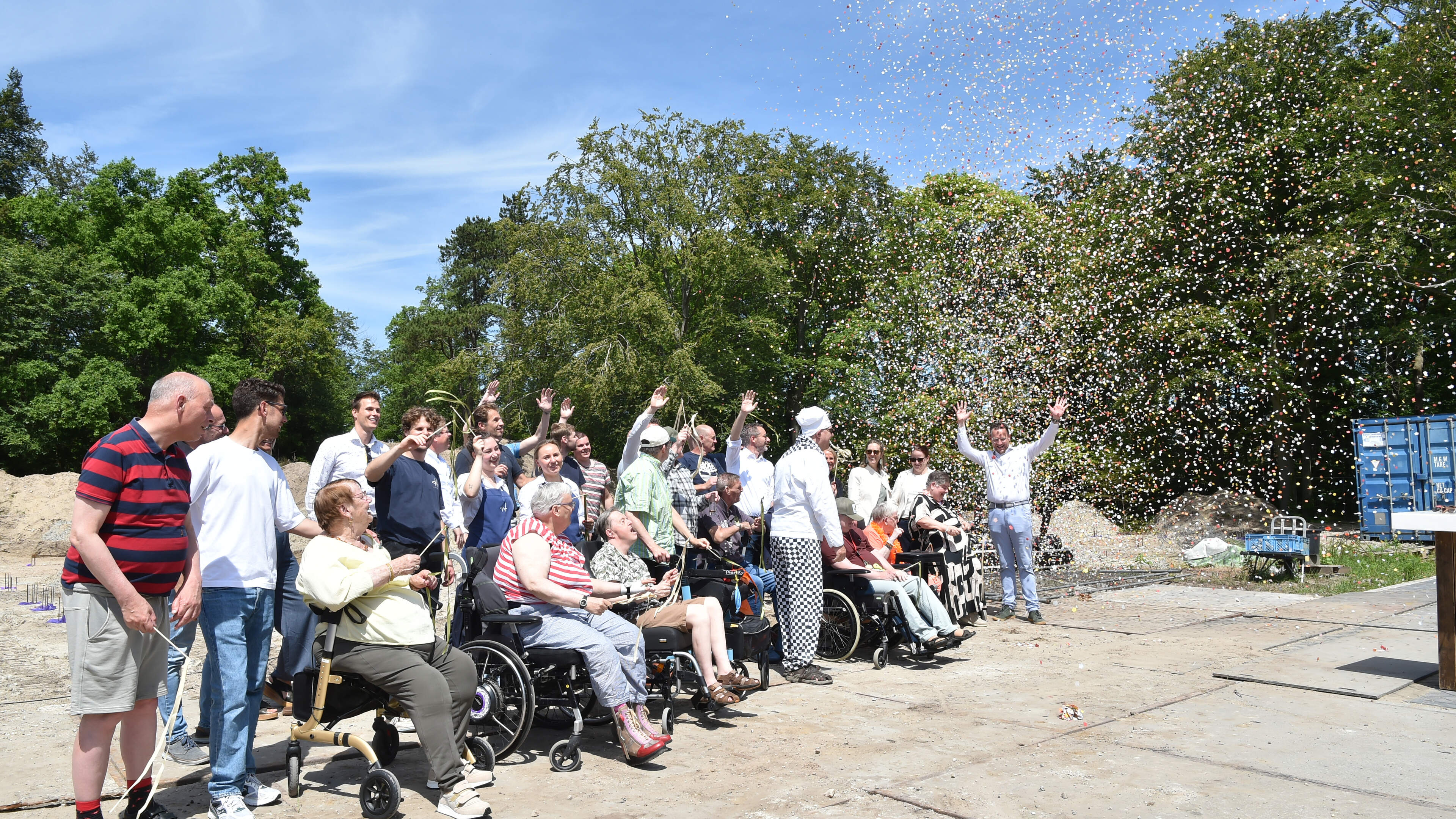 Bloemconfetti luidt start bouw nieuw woonzorgcomplex op Duin en Bosch in Castricum in