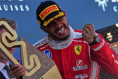 Na eerste zege in rood waarschuwt Lewis Hamilton de concurrentie: ‘Ik kan nu weer doen waar ik het beste in ben’
