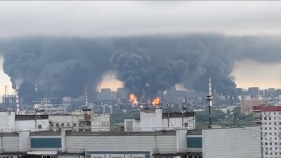 Olieraffinaderij in brand na grootschalige aanval op Moskou, grote rookpluim boven stad