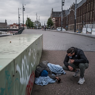 Amsterdam probeert buitenlandse daklozen tot reis naar huis te verleiden: ‘We kunnen je ticket betalen’