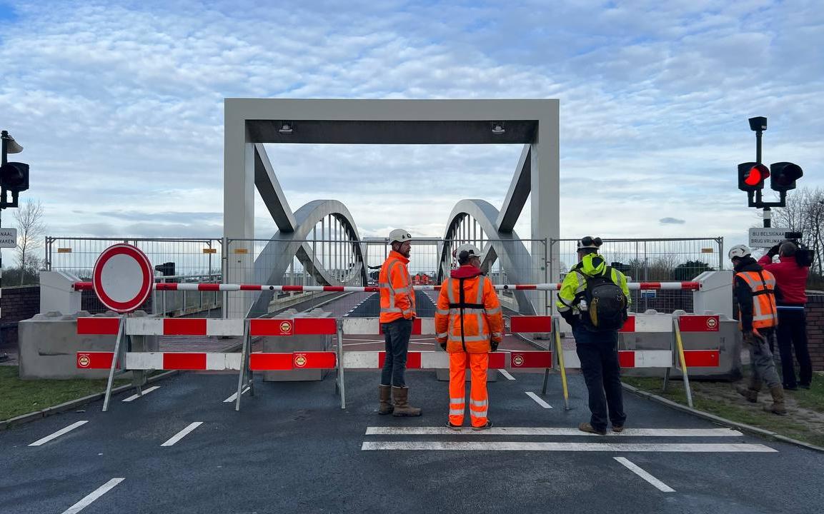 Brug Dorkwerd wil niet meer dicht en is opnieuw gestremd voor alle wegverkeer