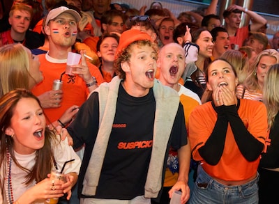 Zo beleefde de voetbalarena in Hengelo de eerste WK-wedstrijd van Nederland