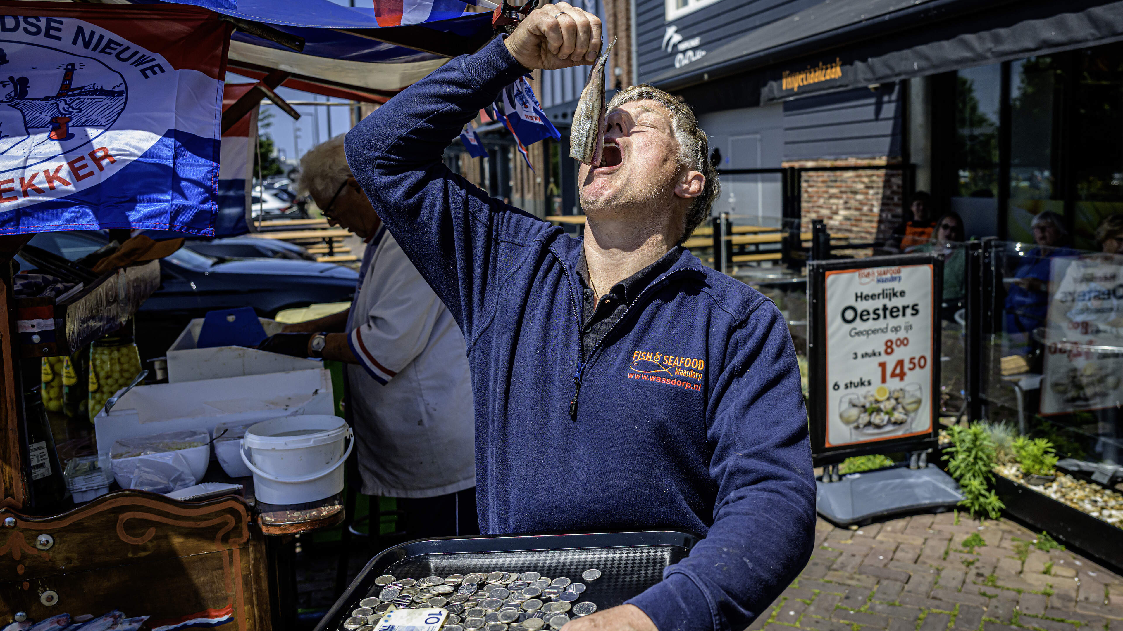 ’Vijftig guldens uit bejaardentehuis voor Hollandse Nieuwe’. Ludieke actie vishandel Waasdorp bij begin haringseizoen