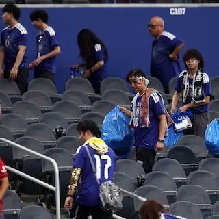 Japanse vrouwen verontwaardigd: voetbalfans ruimen tribunes wél netjes op