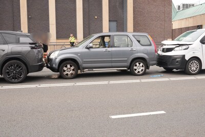 Drie voertuigen botsen bij wegwerkzaamheden in Helmond, verkeer loopt vast op de Kasteel-Traverse
