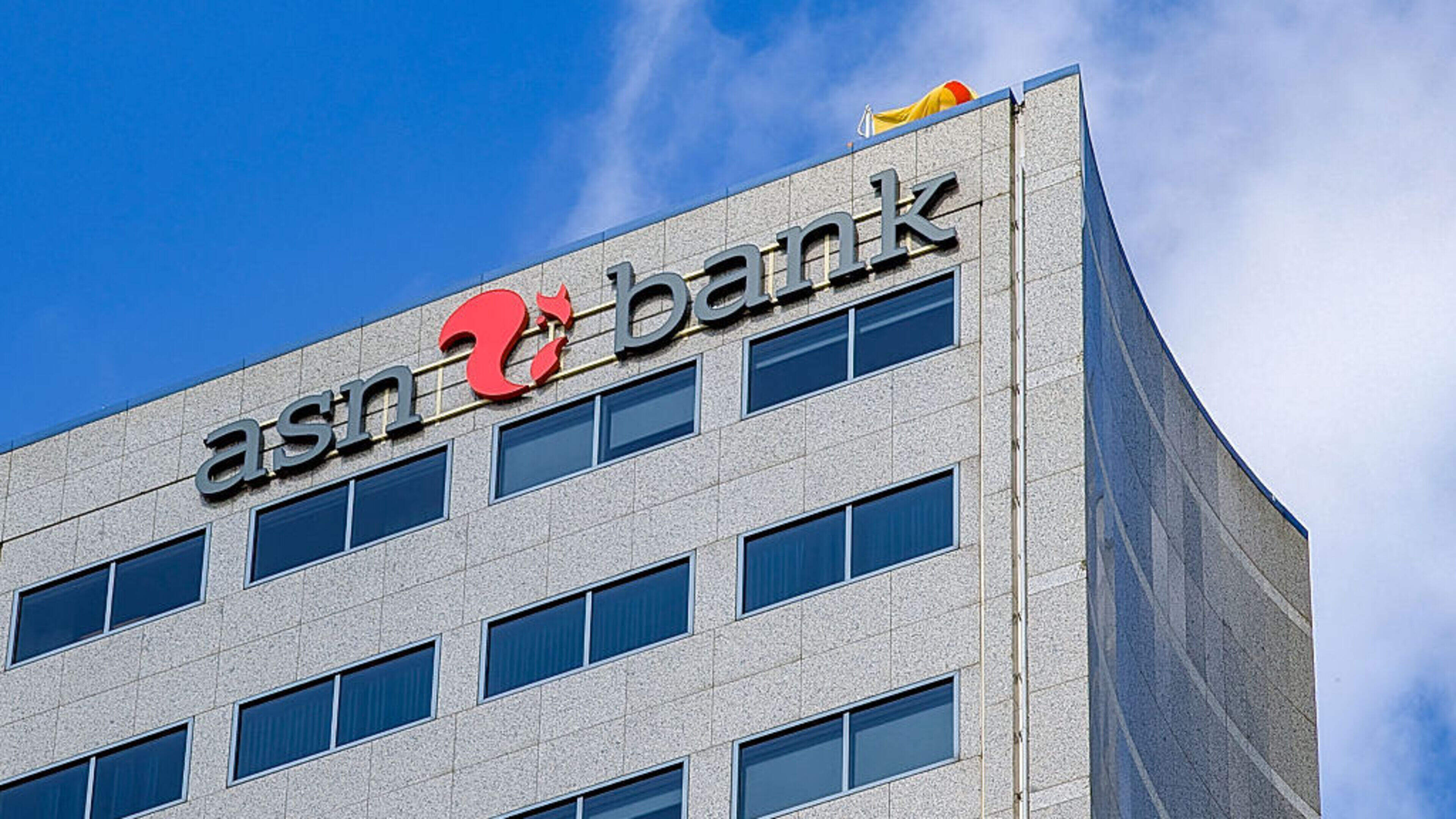Mag mijn bank mijn persoonlijke gegevens opeisen voor identificatie? Is dat niet gevaarlijk met al die datalekken?