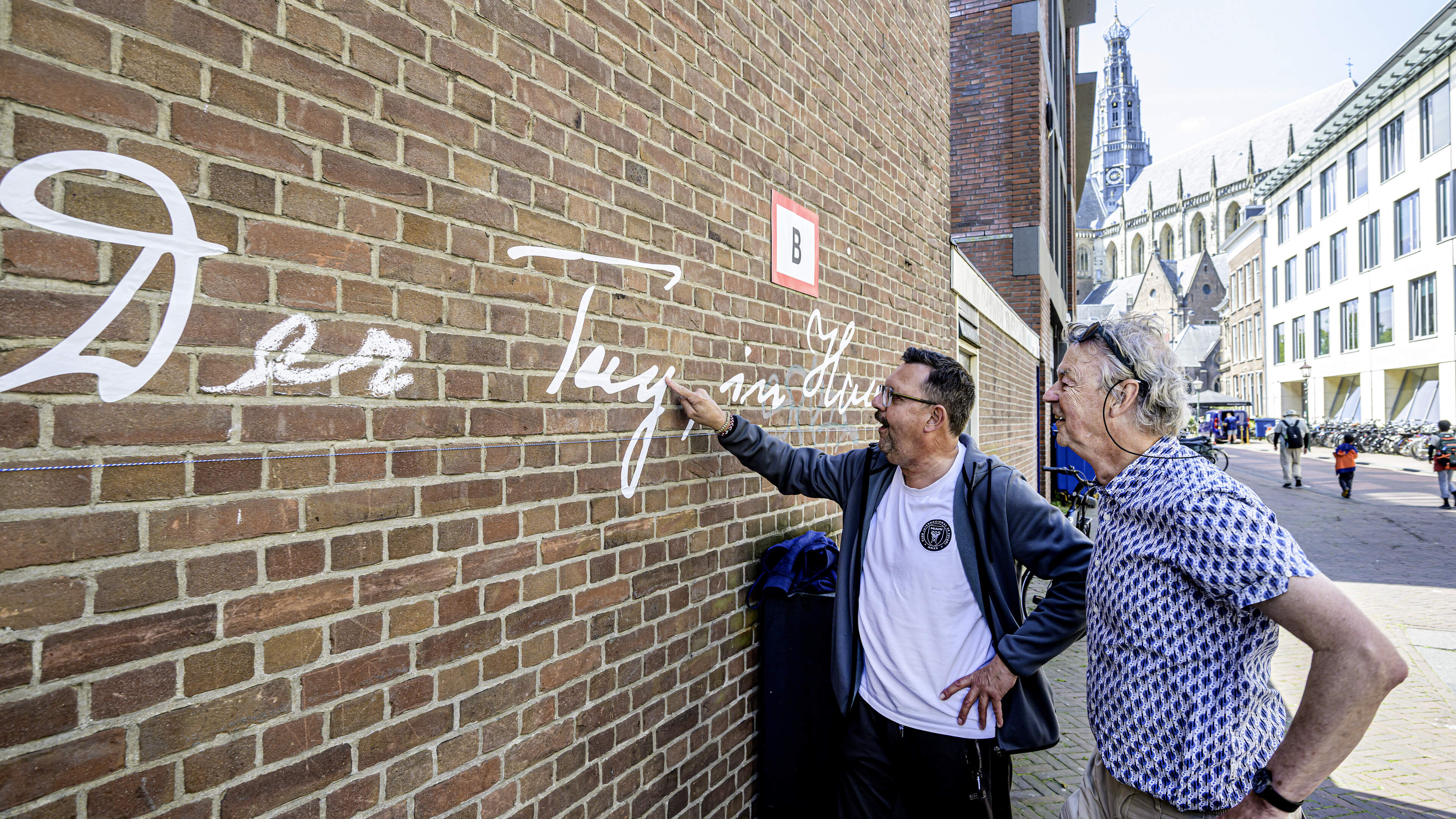 Handschrift Albert Einstein op muur Damstraat tegenover Pieter Teylers Huis. ’De dag die ik in Haarlem met u mocht doorbrengen, is een van de mooiste uit mijn leven’