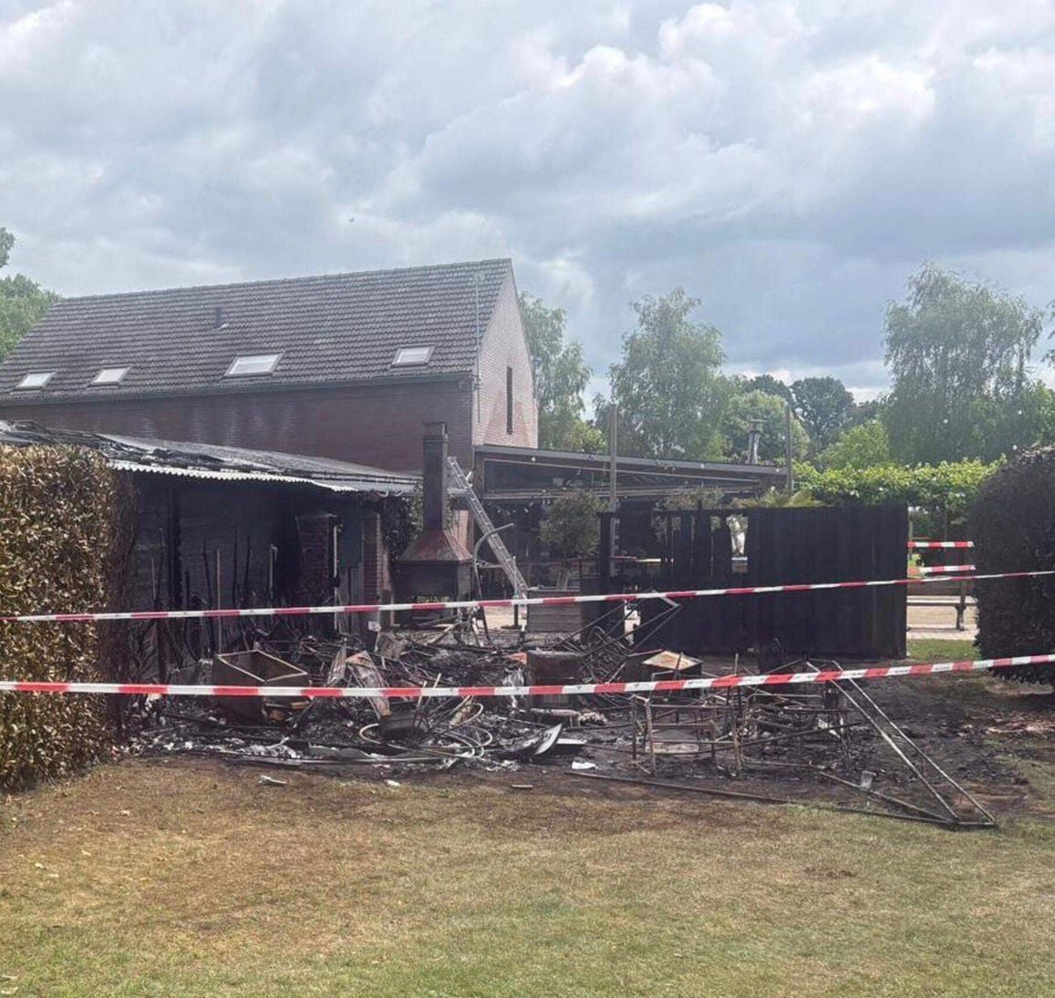 Nachtelijke brand houdt campinggasten in Melderslo uren buiten: ‘Het was zó heet. Ik ben zelfs een beetje verbrand op mijn voorhoofd’