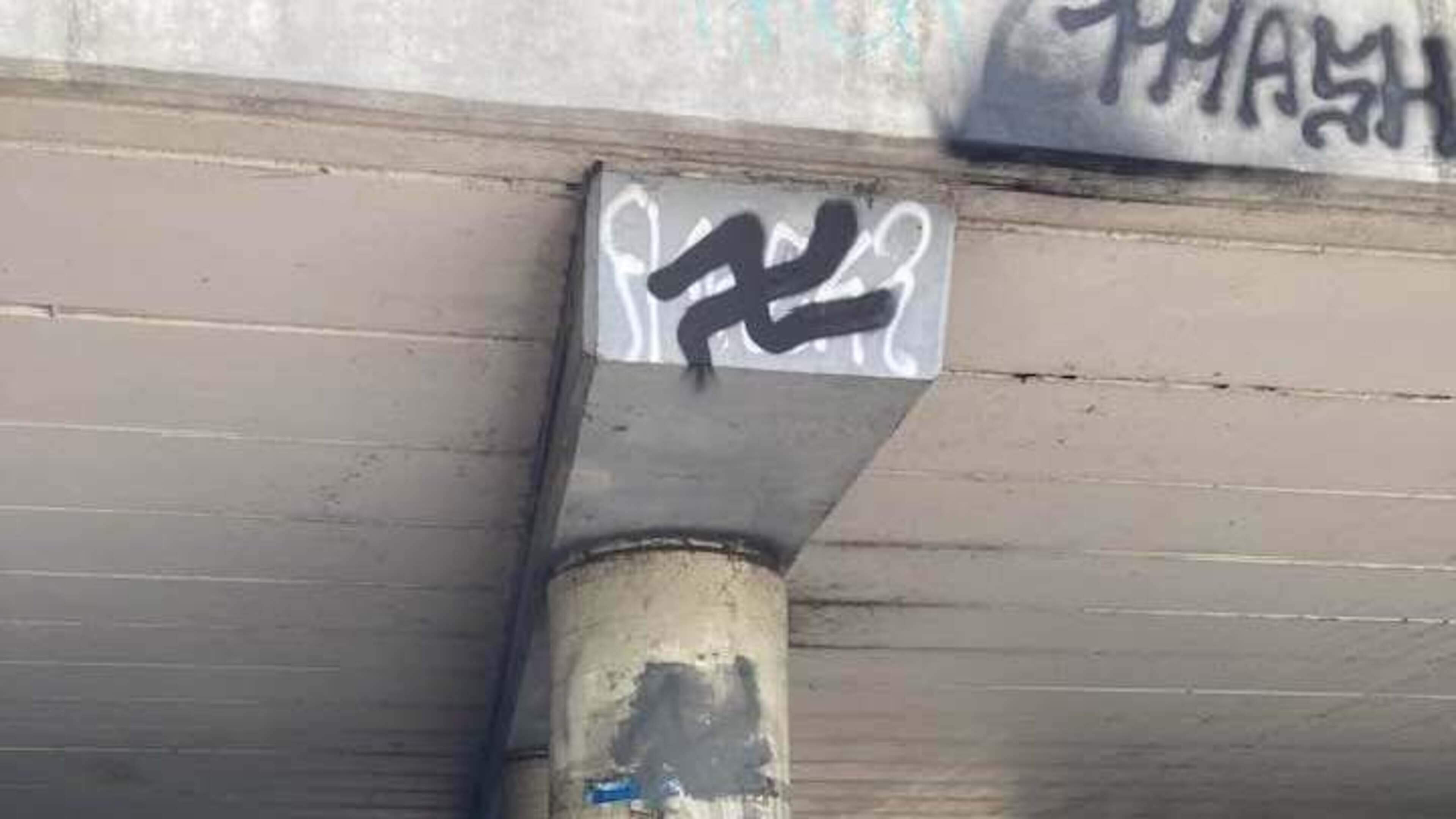 Wéér een hakenkruis met spuitverf in Wijk aan Zee. Vijf vragen over vandalisme in de openbare ruimte