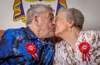 Na 70 jaar zegt Annie (92) opnieuw ‘ja’ tegen Jan (95): Johan trouwt zijn ouders