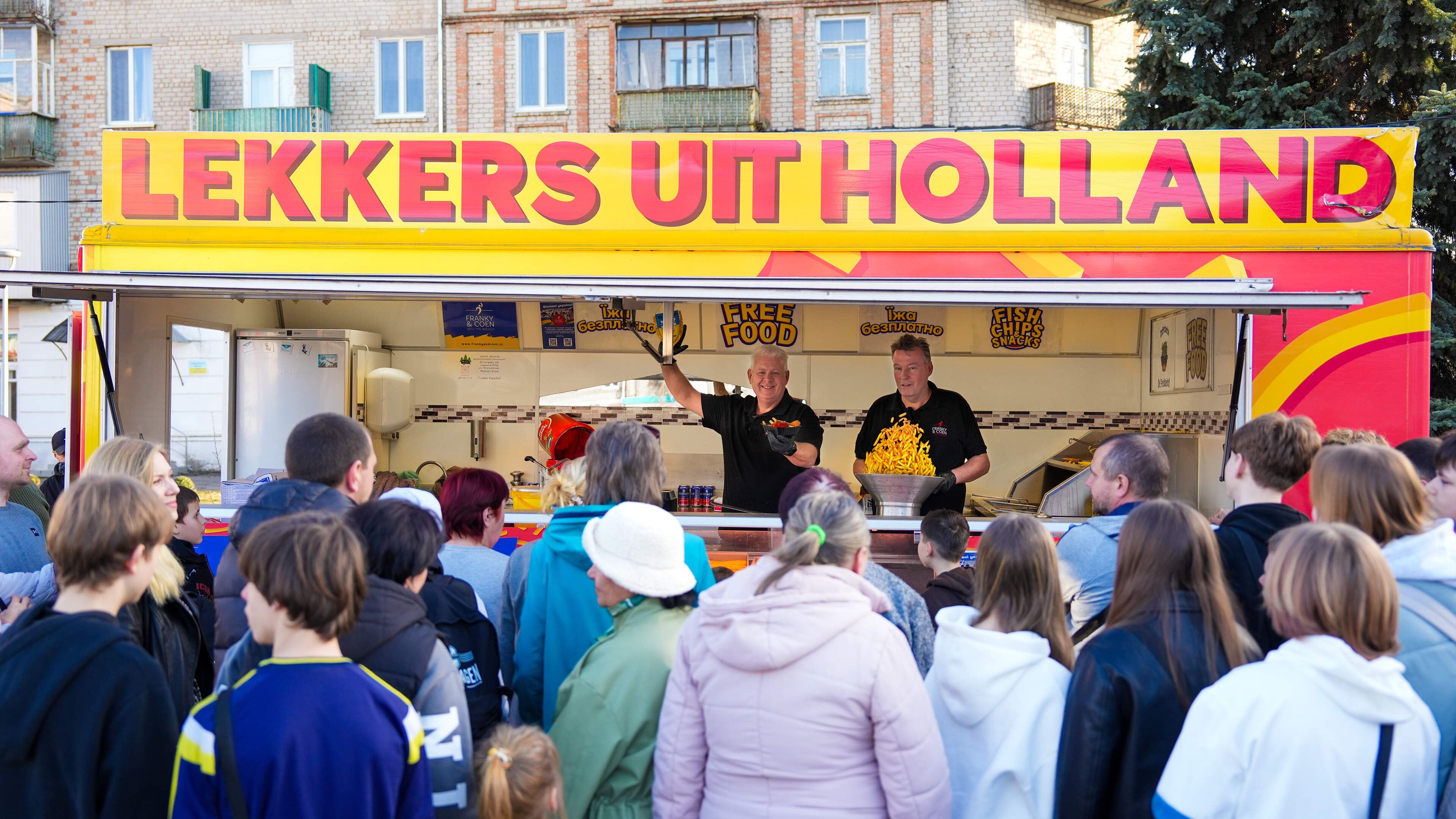 Intens verdriet én een glimlach bij de frietwagen van Franky en Coen in door oorlog geteisterd Oekraïne; ze vertellen erover op de zomerbraderie in Nederweert