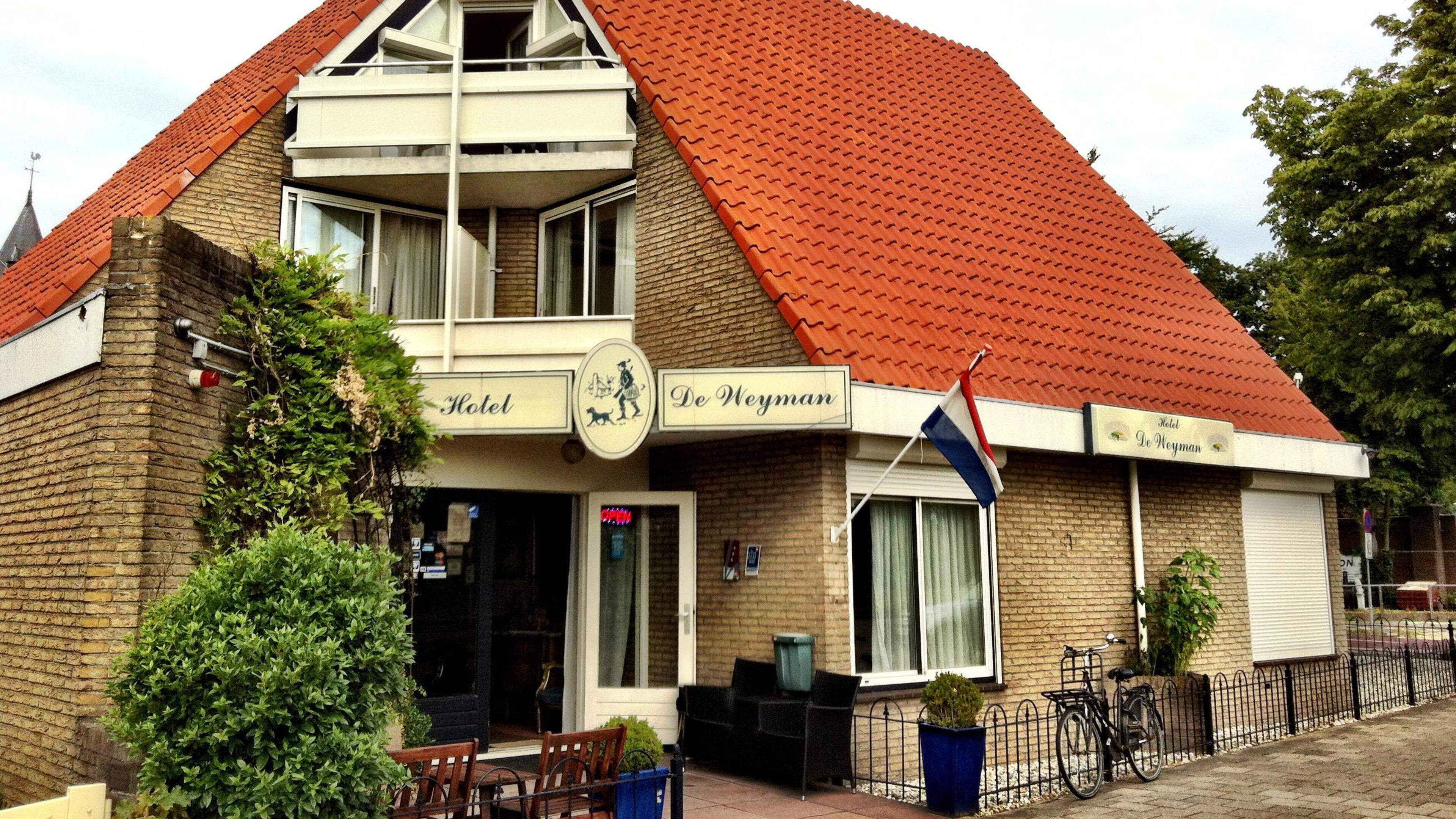 Velsen wil statushouders in hotels en pastoriewoningen onderbrengen. COA moet beslissen of Ocean Majesty langer blijft