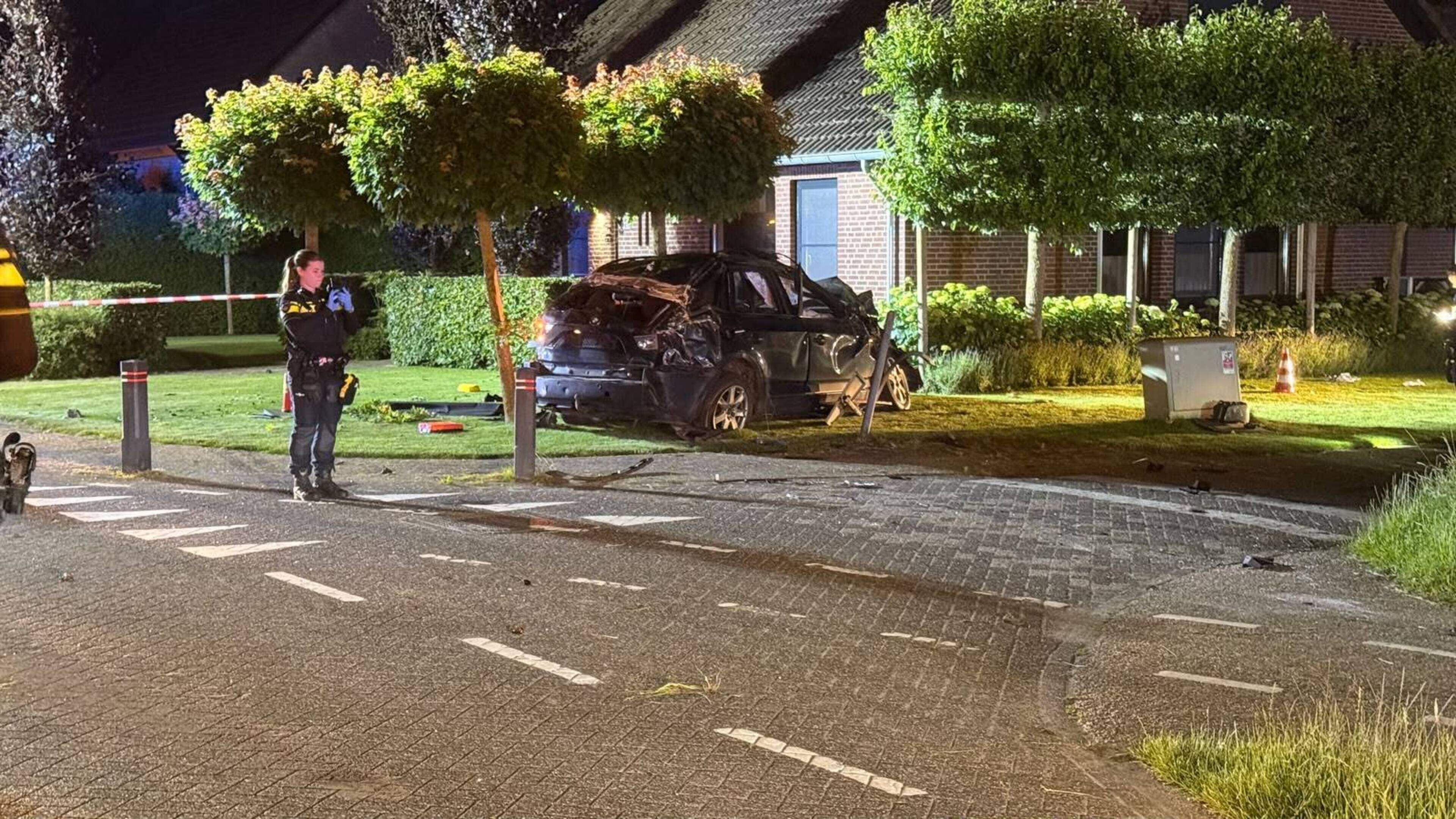 Auto belandt in voortuin in Ell en raakt zwaar beschadigd: drie gewonden, twee traumahelikopters ingezet