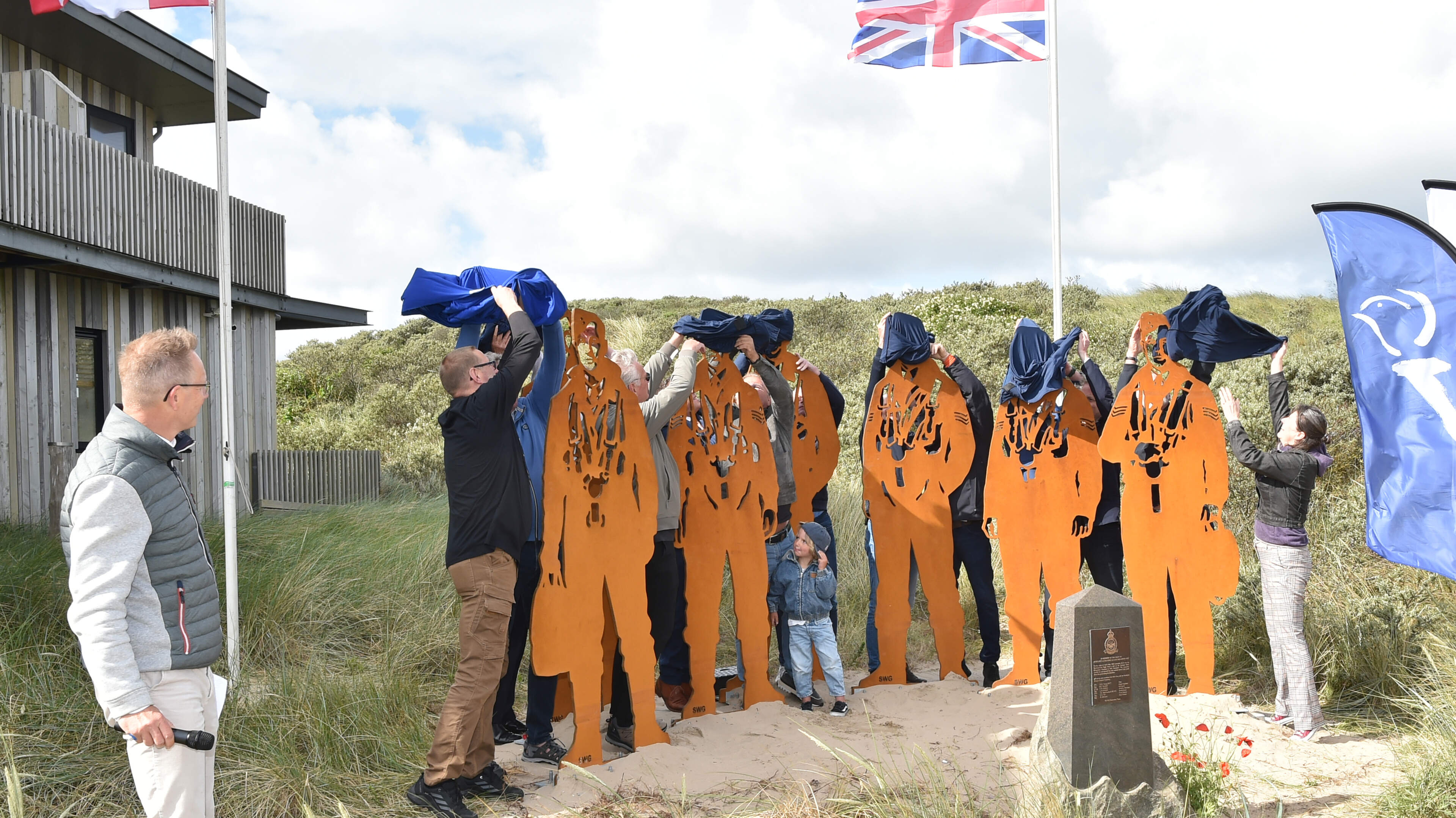 ’Standing with Giants’ voor eeuwig bij strandopgang Castricum. ’Aan deze mannen loop je nu niet meer achteloos voorbij’