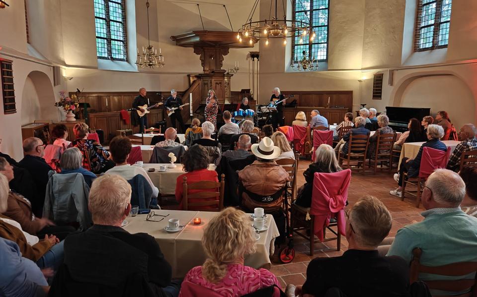 Zwoele Zomeravond in Westerbork oogst lof. Bezoekers genieten van lekker eten en mooie muziek