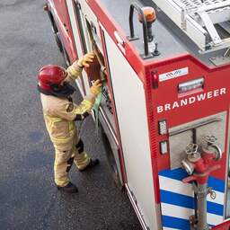 Tientallen bewoners hun huis uit vanwege brand in visrokerij Scheveningen