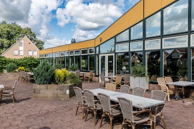 Tachtig bedden staan klaar, maar er slaapt niemand: hotel in Steenwijk wacht al maanden op asielzoekers