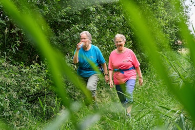 Almelose tweelingzussen samen goed voor 75 Nijmeegse vierdaagses: ‘Wandelen is ons leven’