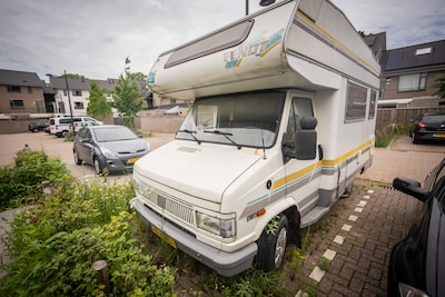 Ergernis om camper die al drie jaar op parkeerplek staat, buurtbewoner denkt na speurwerk te weten wat er aan de hand is