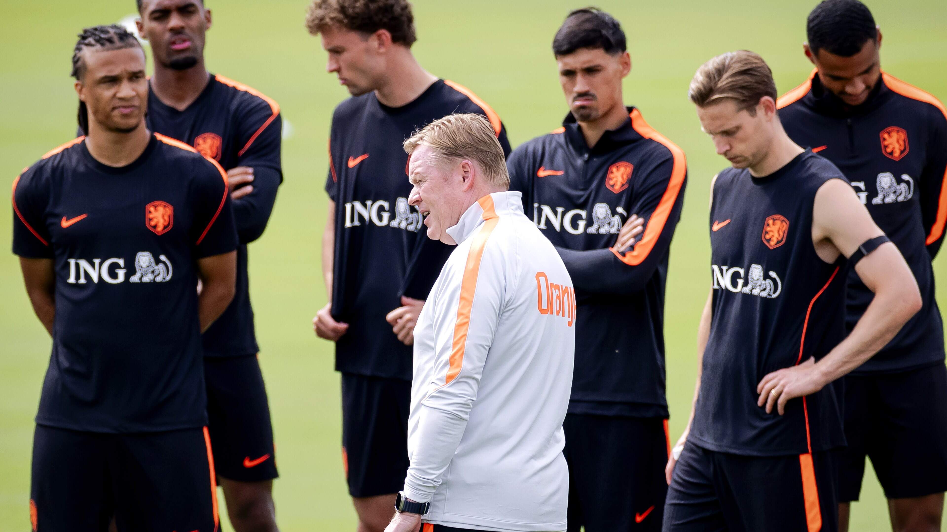Ronald Koeman spreekt selectie Nederlands elftal toe dag na WK-duel met Japan