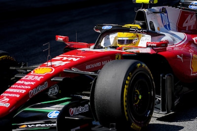 Lewis Hamilton grijpt eerste zege bij Ferrari en profiteert van uitvallen Kimi Antonelli, Max Verstappen onzichtbaar